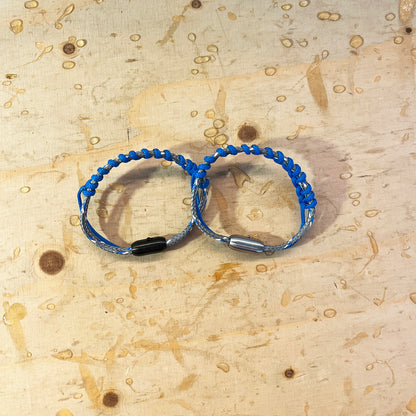 Zwei BRACENET Upcycling Armband Scotia Sea aus grauen und blauen alten Fischernetzen. Eins mit schwarzem und eins mit silbernen Bajonettverschluss. 