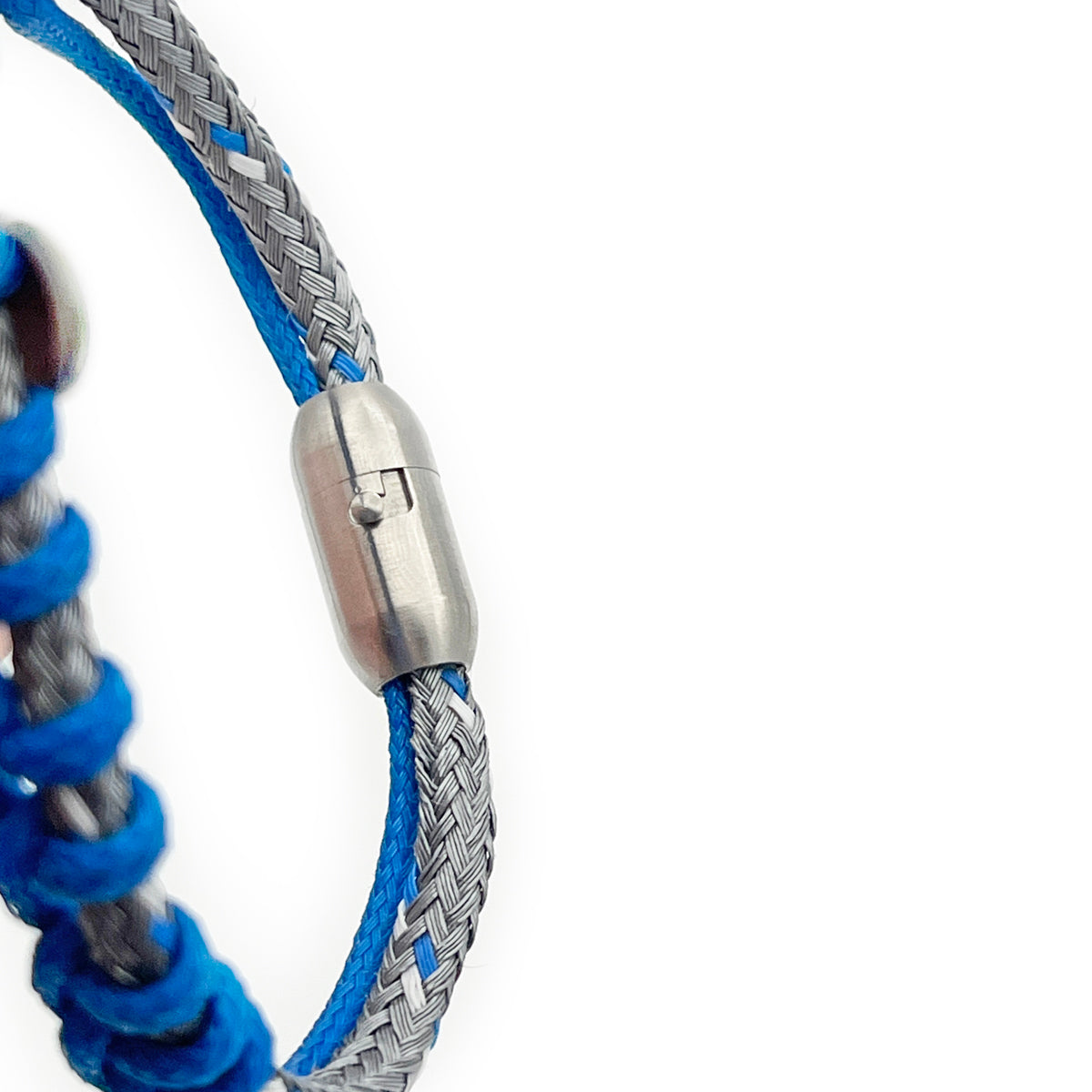 BRACENET Upcycling Armband Scotia Sea aus grauen und blauen alten Fischernetzen mit silbernen Bajonettverschluss. 