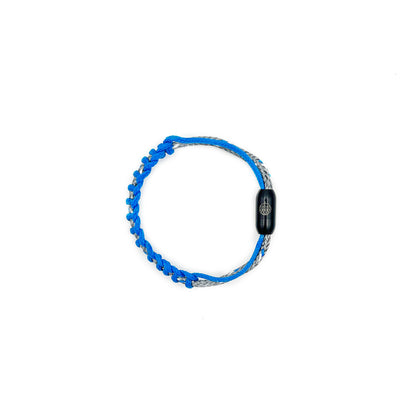 BRACENET Upcycling Armband Scotia Sea aus grauen und blauen alten Fischernetzen mit einem schwarzen Bajonettverschluss. 