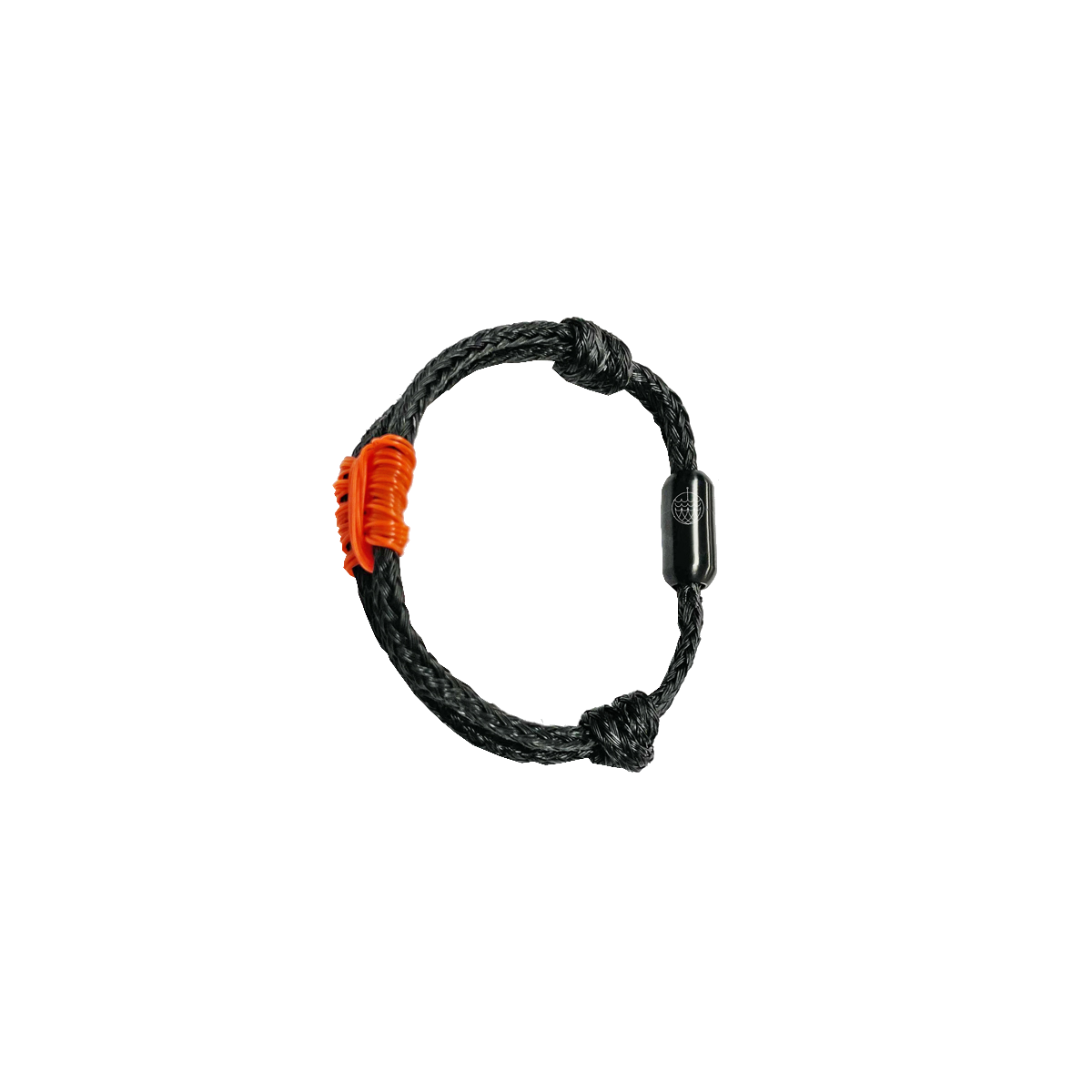  BRACENET Upcycling Armband Pumpkin Bay II aus schwarzen alten Fischernetzen mit einem Knoten aus orangenen Dolly Ropes und einem schwarzen Magnetverschluss 