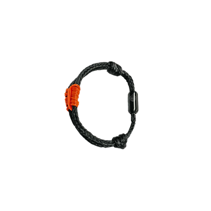  BRACENET Upcycling Armband Pumpkin Bay II aus schwarzen alten Fischernetzen mit einem Knoten aus orangenen Dolly Ropes und einem schwarzen Magnetverschluss 