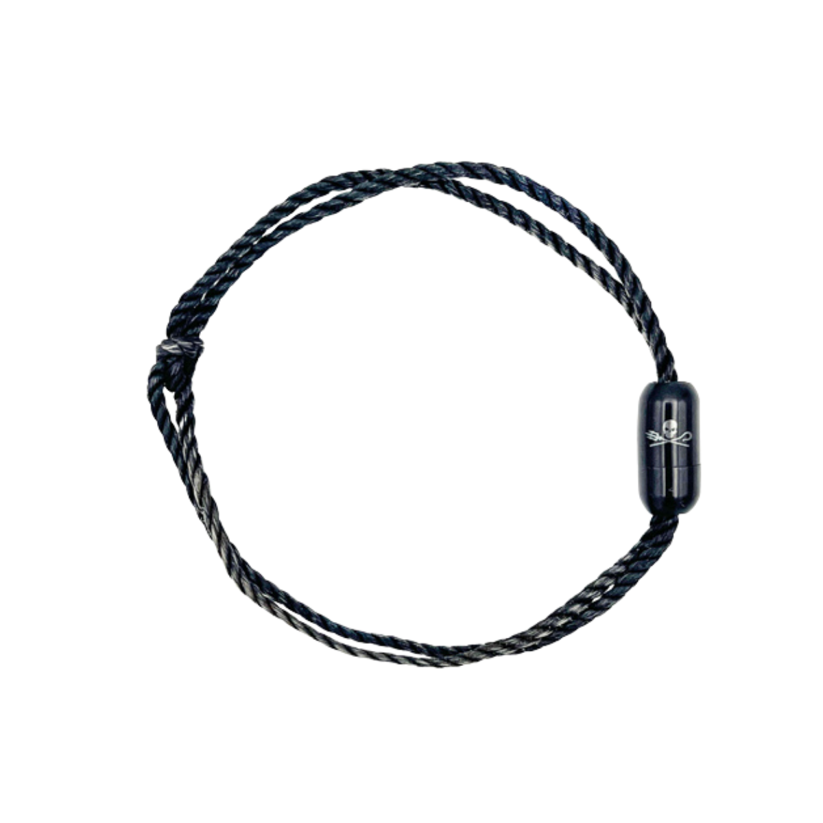 Sea Shepherd X BRACENET x humanvoll Armband aus schwarzen Fischernetzen mit schwarzem Magnetverschluss auf dem das Sea Shepherd Logo, das humanvoll Logo und das BRACENET Logo graviert sind. 