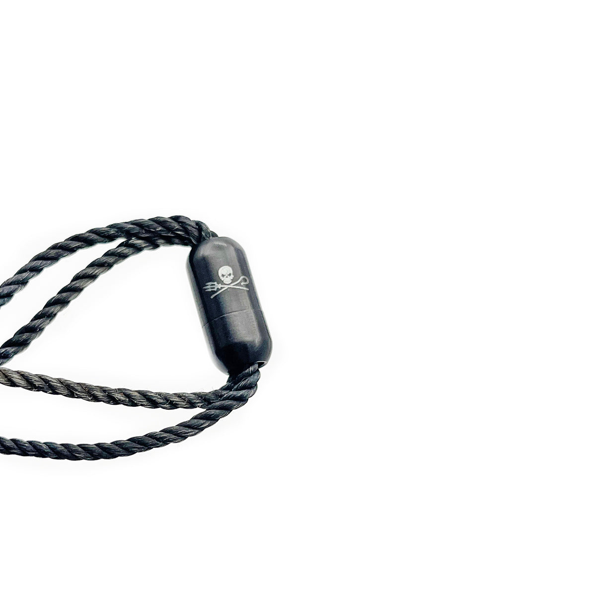 Sea Shepherd X BRACENET x humanvoll Armband aus schwarzen Fischernetzen mit schwarzem Magnetverschluss auf dem das Sea Shepherd Logo, das humanvoll Logo und das BRACENET Logo graviert sind. Fokus ist auf dem Sea Shepherd Logo auf dem Verschluss