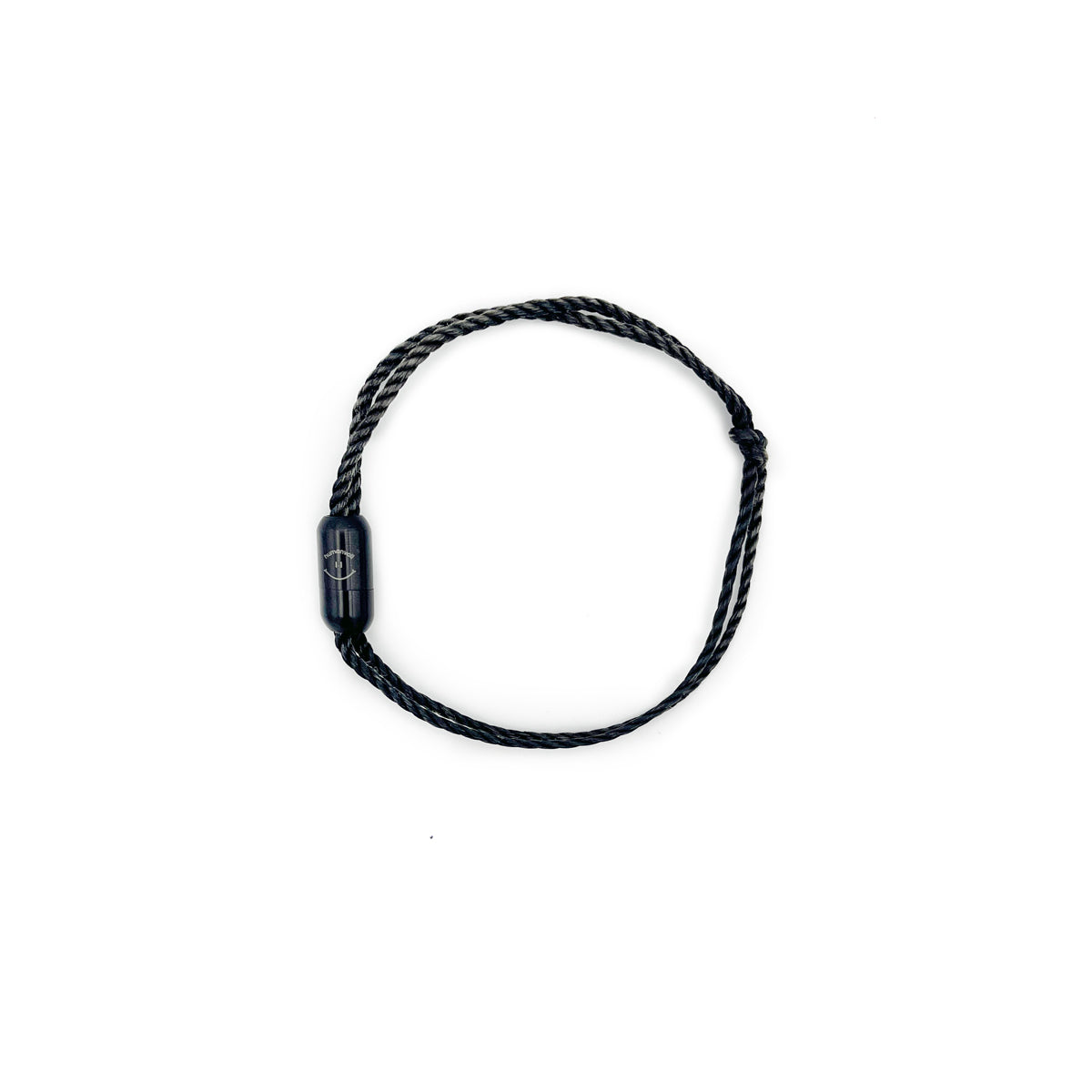 Sea Shepherd X BRACENET x humanvoll Armband aus schwarzen Fischernetzen mit schwarzem Magnetverschluss auf dem das Sea Shepherd Logo, das humanvoll Logo und das BRACENET Logo graviert sind. 