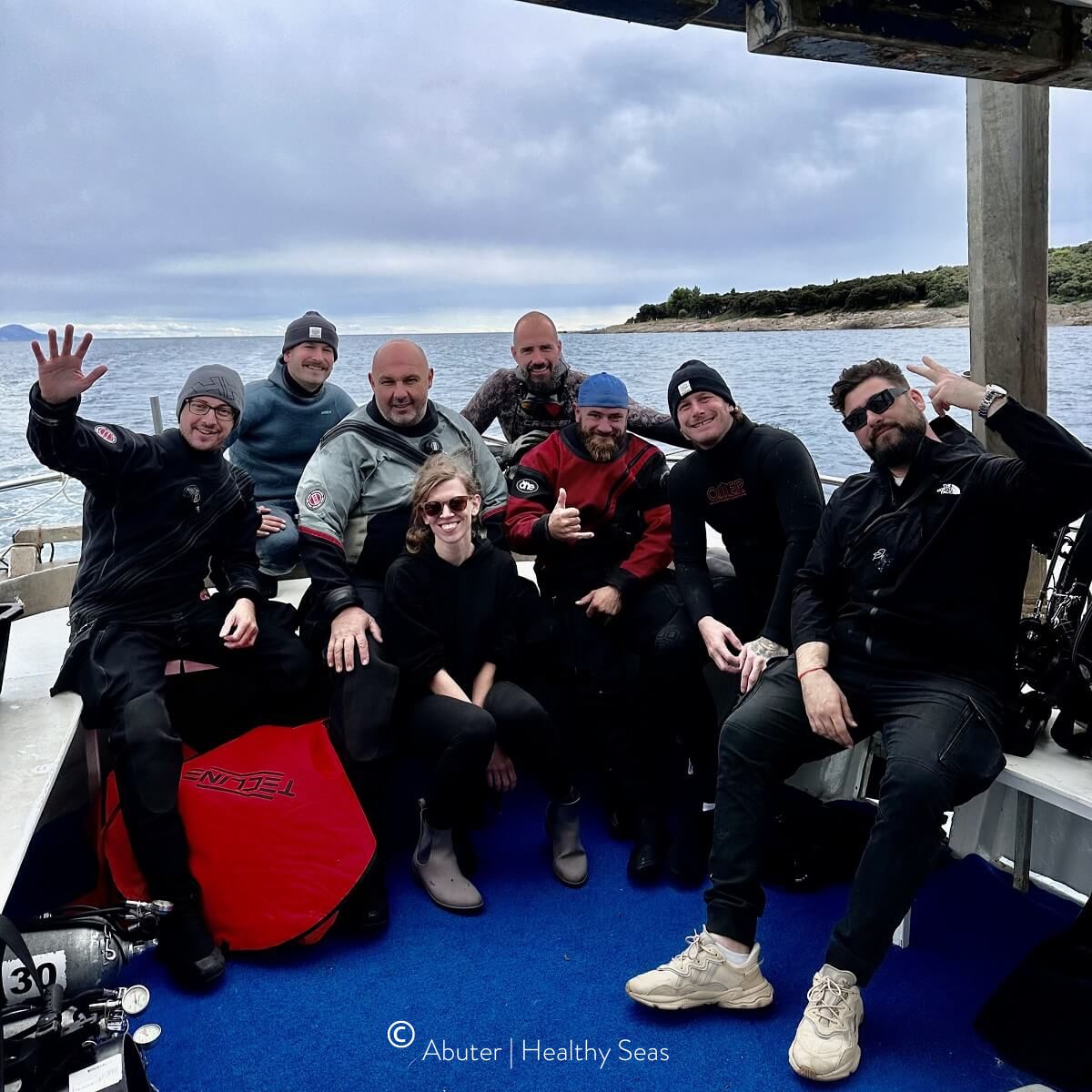 Team von Healthy Seas auf einem Boot bei einer Bergungsfahrt in Kroatien mit BRACENET