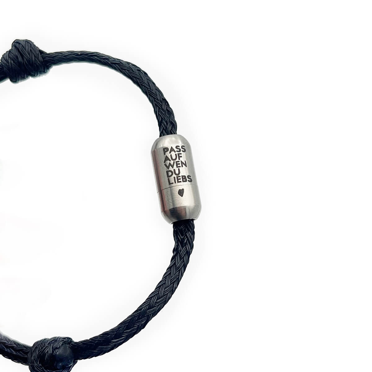 BRACENET Armband Pass auf wen du liebst wird mit silbernem Magnetverschluss nah gezeigt