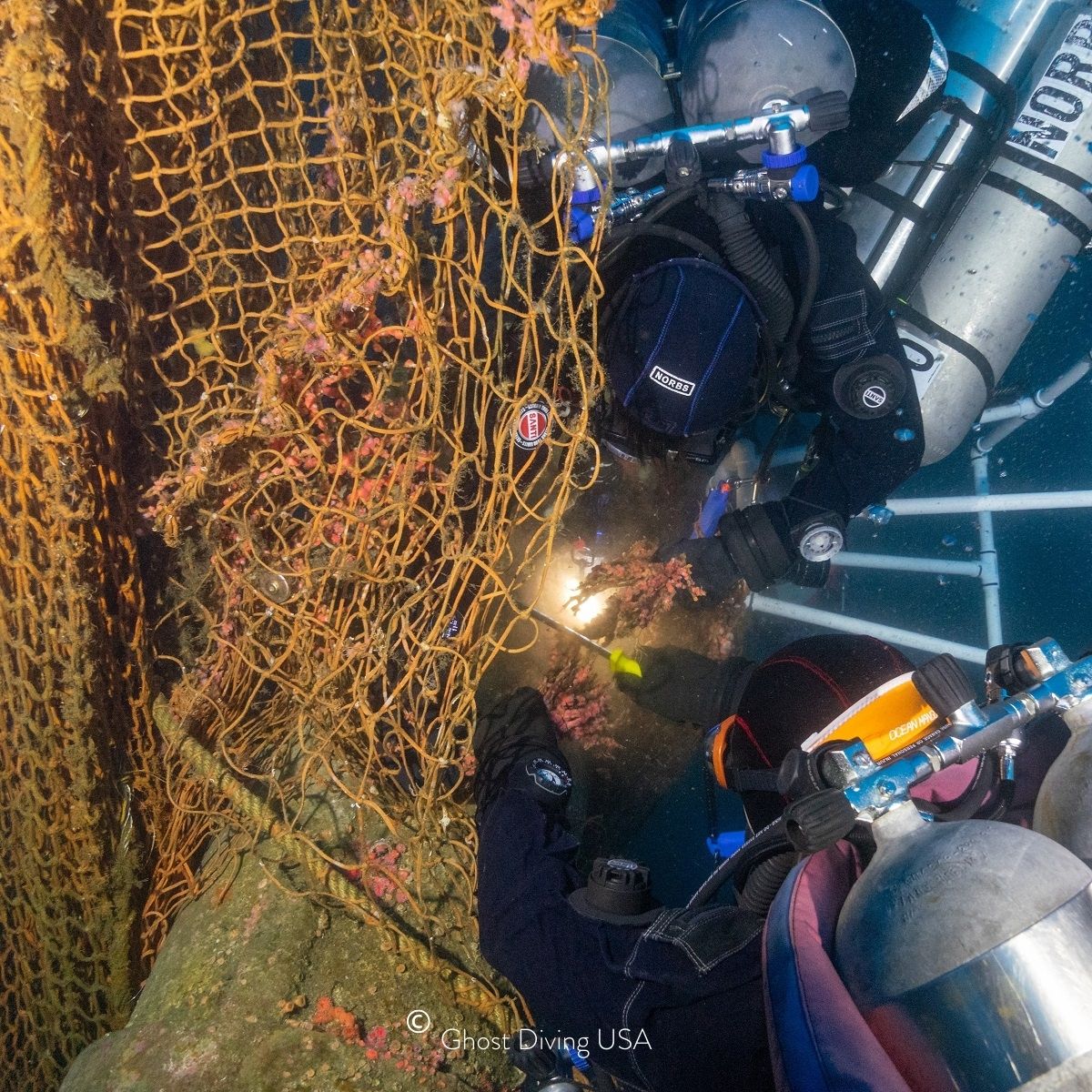 Ghost Diving USA bei einer Bergungsmission in Kalifornien, wo sie ein altes Fischernetz von einem U-Boot Wrack lösen