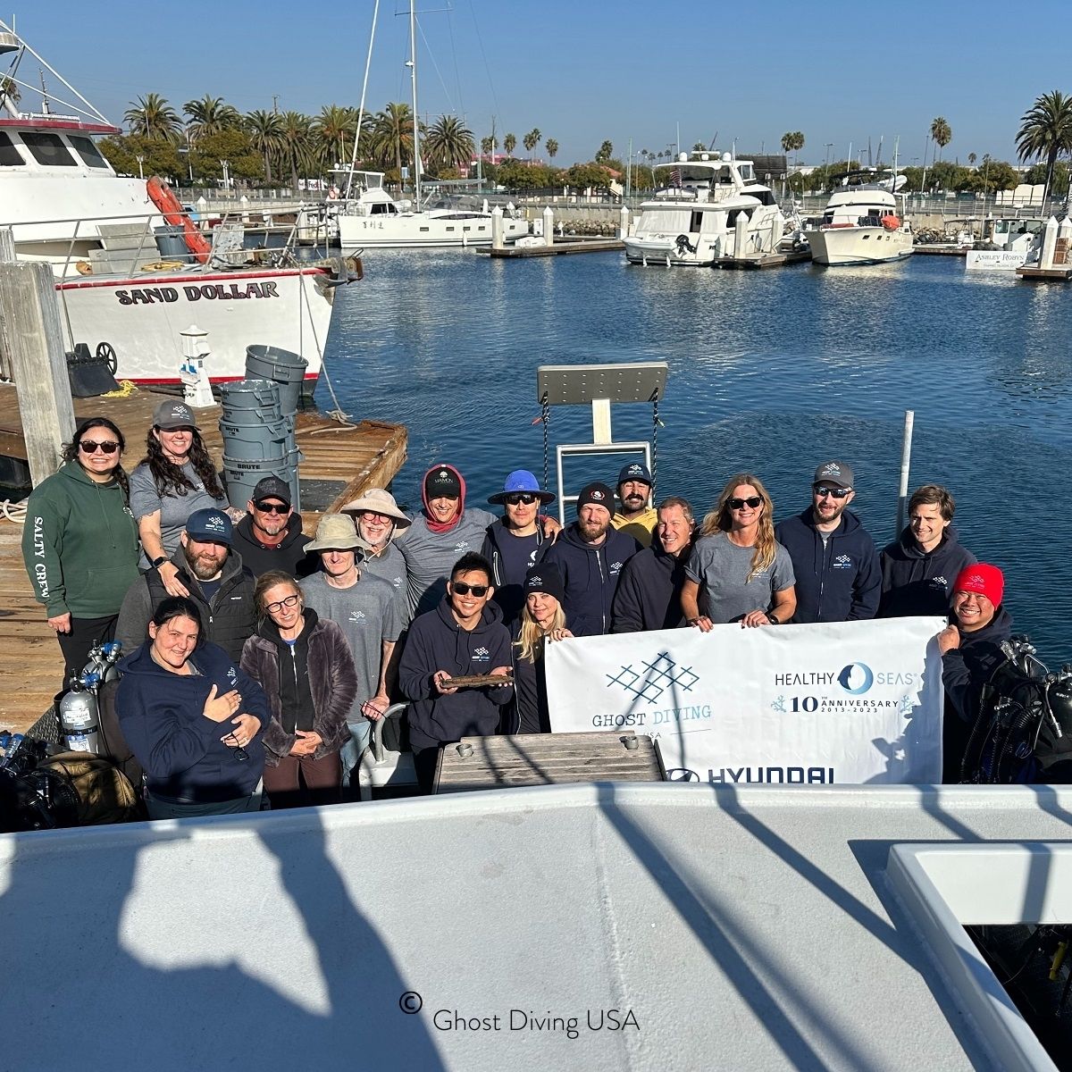 Das Team von Ghost Diving USA und Healthy Seas am Hafen vor der Bergung eines Geisternetzes, im Hintergrund Boote