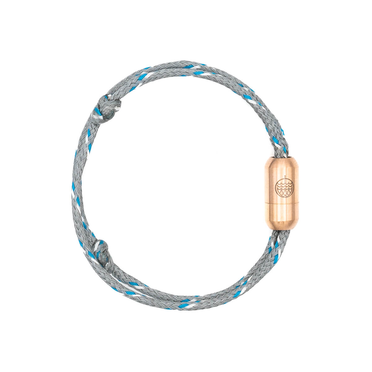 Nahaufnahme vom Baltic Sea Upcycling Armband von BRACENET mit roségoldenem Magnetverschluss