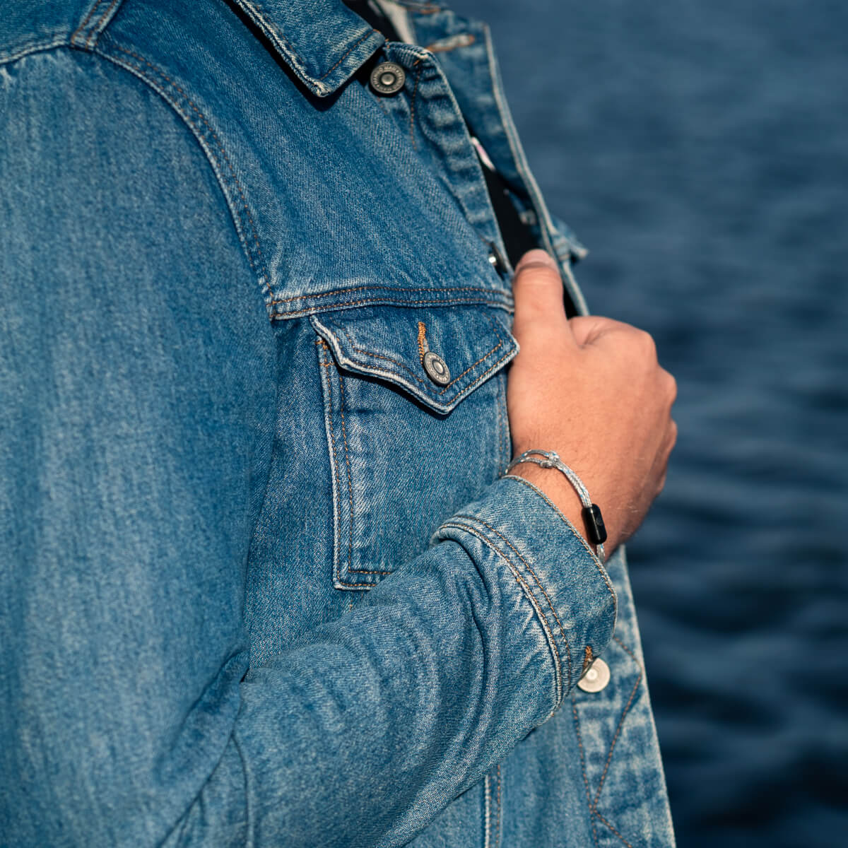 Person trägt das Baltic Sea Armband aus Fischernetzen von BRACENET am Handgelenk