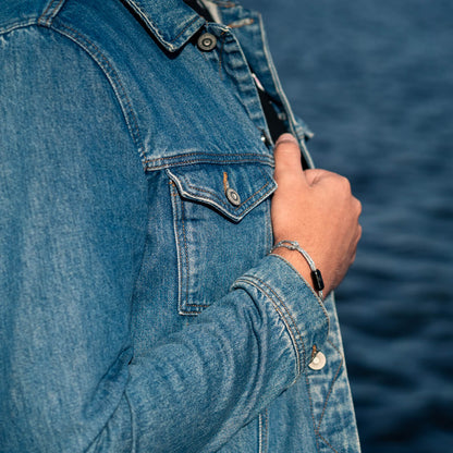 Person trägt das Baltic Sea Armband aus Fischernetzen von BRACENET am Handgelenk