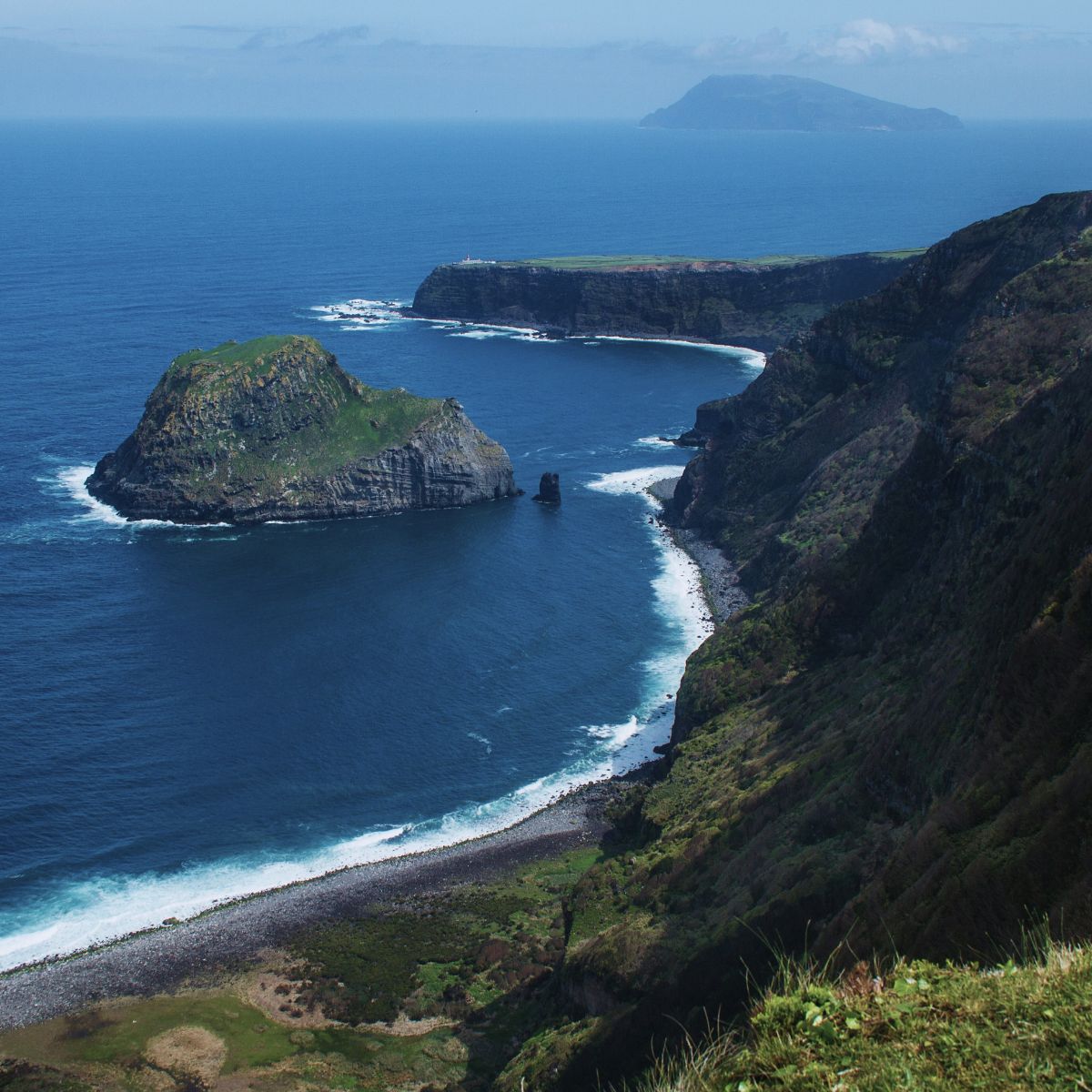 Küstenlandschaft in Indonesien mit Blick auf die Flores See.