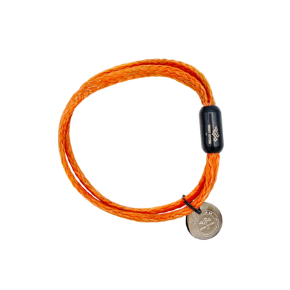 BRACENET Upcycling Armband Ghost Diving USA aus orangenen alten Fischernetzen und einem schwarzen Magnetverschluss und Edelstahlanhänger 