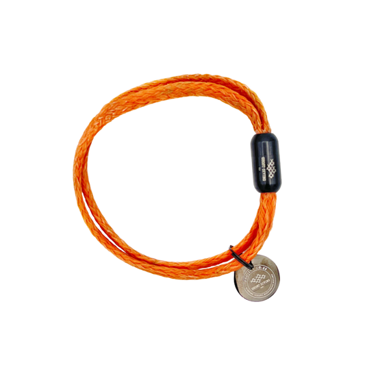 BRACENET Upcycling Armband Ghost Diving USA aus orangenen alten Fischernetzen und einem schwarzen Magnetverschluss und Edelstahlanhänger 