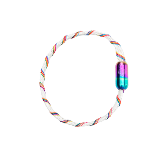 BRACENET Upcycling Armband Rainbow Bay aus alten weißen Fischernetzen mit bunten Dolly Ropes umwickelt und bunten Magnetverschluss mit Farbverlauf