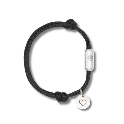 BRACENET Armband aus Black Sea Fischernetz mit silbernem Bajonettverschluss aus Edelstahl und einem silbernen Edelstahlanhänger mit Herzgravur.