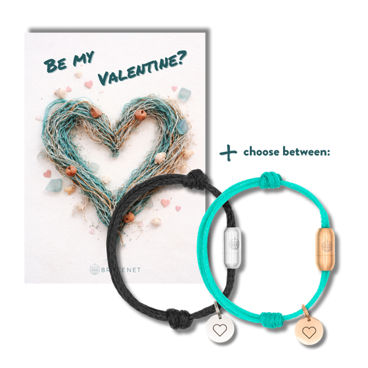BRACENET Valentinstagsbundle mit einer Postkarte auf der ein Herz aus Fischernetzen abgebildet ist, sowie der Schriftzug "Be My Valentine?". Dazu gibt es entweder ein Armband aus Black Sea Fischernetz mit silbernem Bajonettverschluss aus Edelstahl und einem silbernen Edelstahlanhänger mit Herzgravur oder ein Armband aus Bali Sea Fischernetz mit rosé Bajonettverschluss aus Edelstahl und einem rosé Edelstahlanhänger.