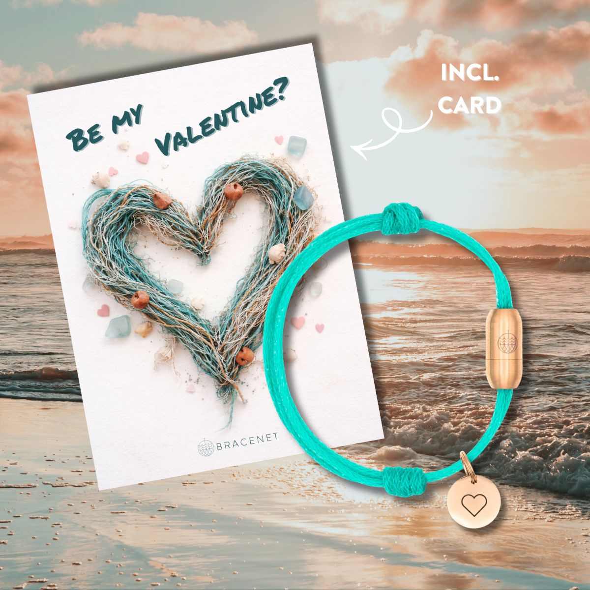 BRACENET Valentinstagsbundle mit einer Postkarte auf der ein Herz aus Fischernetzen abgebildet ist, sowie der Schriftzug "Be My Valentine?". Dazu gibt es ein Armband aus Bali Sea Fischernetz mit rosé Bajonettverschluss aus Edelstahl und einem rosé Edelstahlanhänger. Im Hintergrund sieht man einen Sonnenuntergang am Meer. 