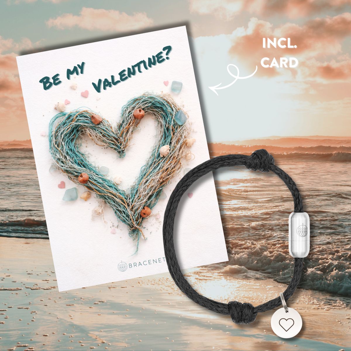 BRACENET Valentinstagsbundle mit einer Postkarte auf der ein Herz aus Fischernetzen abgebildet ist, sowie der Schriftzug "Be My Valentine?". Dazu gibt es ein Armband aus Black Sea Fischernetz mit silbernem Bajonettverschluss aus Edelstahl und einem silbernen Edelstahlanhänger mit Herzgravur.