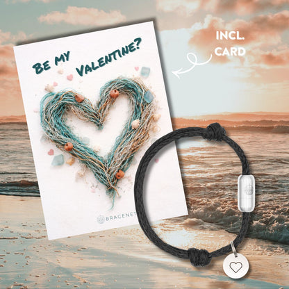BRACENET Valentinstagsbundle mit einer Postkarte auf der ein Herz aus Fischernetzen abgebildet ist, sowie der Schriftzug "Be My Valentine?". Dazu gibt es ein Armband aus Black Sea Fischernetz mit silbernem Bajonettverschluss aus Edelstahl und einem silbernen Edelstahlanhänger mit Herzgravur.