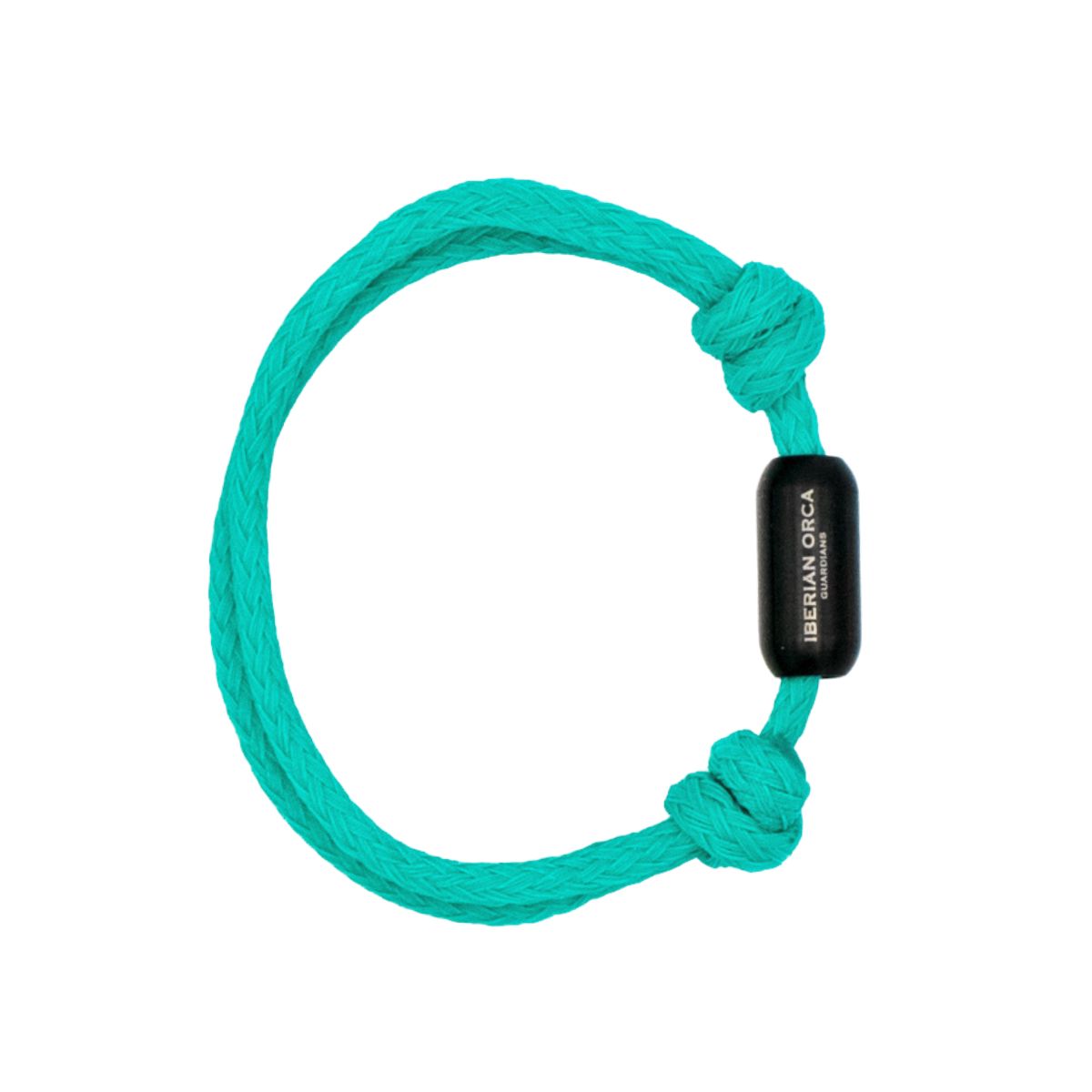 Ansicht des BRACENET Upcycling Armbands Atlantida größenverstellbar für Sarah Connor und die Iberian Orca Guardians, handgefertigt aus türkisen Fischernetzen mit schwarzer Tube