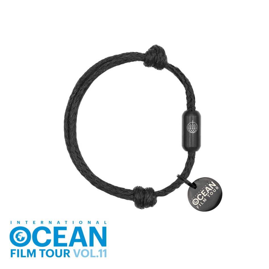 Abbildung des BRACENET Upcycling Armbands Black Sea mit schwarzen Edelstahlanhänger und Verschluss in der Ocean Film Tour Edition
