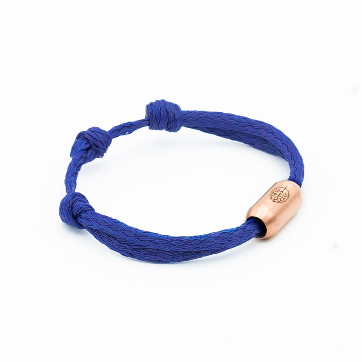 BRACENET Upcycling Armband Baffin Bay aus alten blauen Fischernetzen mit roségoldener Tube wird seitlich gezeigt.