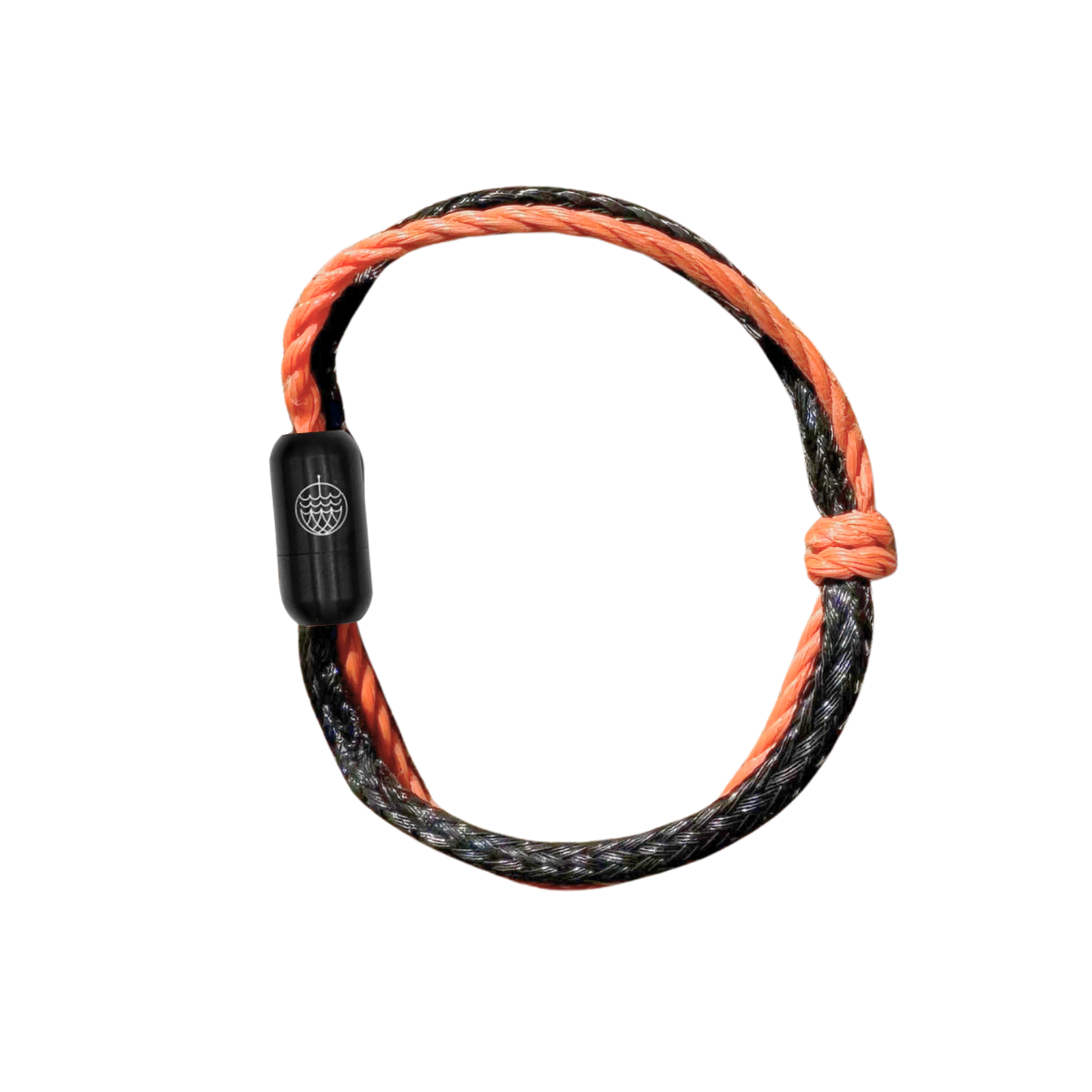 Oktober Bracenet Cardigan Bay aus einem Strang Fischernetz in Schwarz und einem Strang Fischernetz in Orange, verbunden mit einem Knoten und einem Magnetverschluss in Schwarz. 