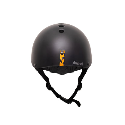 Dashel x BRACENET Kids' Sea Shepherd Fahrradhelm in Schwarz mit Jolly Roger Logo und Fischernetz-Schlaufe in Gelb und Blau von hinten. 