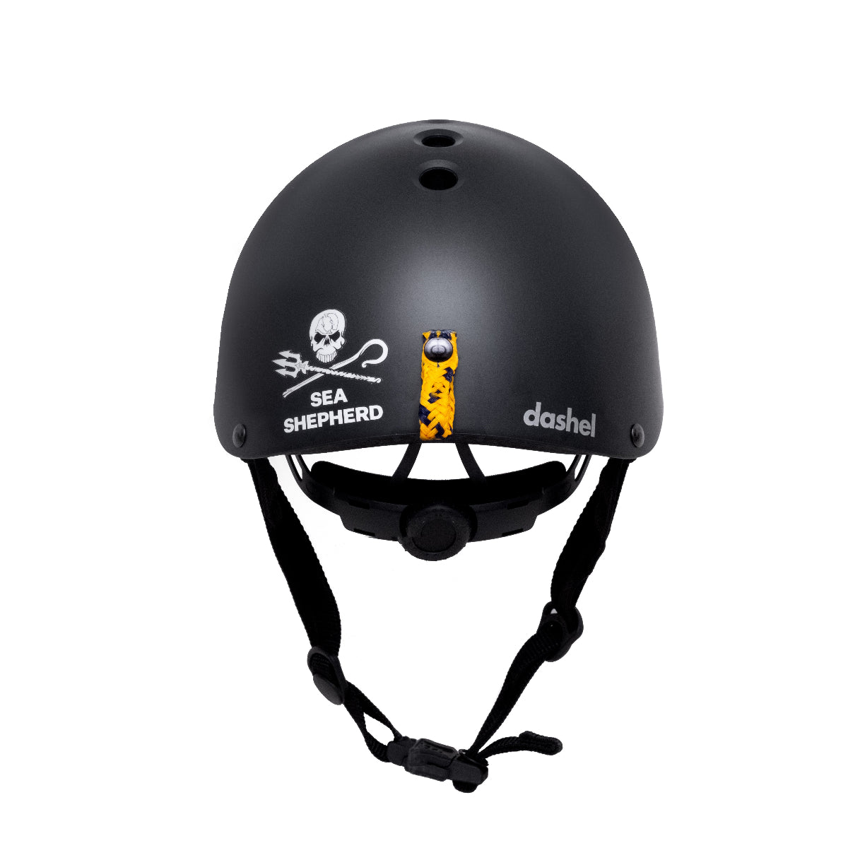Dashel x BRACENET Sea Shepherd Fahrradhelm in Schwarz mit Sea Shepherd Logo Fischernetz-Schlaufe in Gelb und Blau von hinten. 