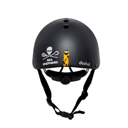 Dashel x BRACENET Sea Shepherd Fahrradhelm in Schwarz mit Sea Shepherd Logo Fischernetz-Schlaufe in Gelb und Blau von hinten. 