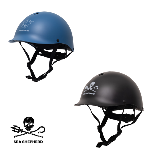Dashel x BRACENET Kids' Sea Shepherd Fahrradhelm in blau mit Blue Whale Logo und in Schwarz mit Jolly Roger Logo.