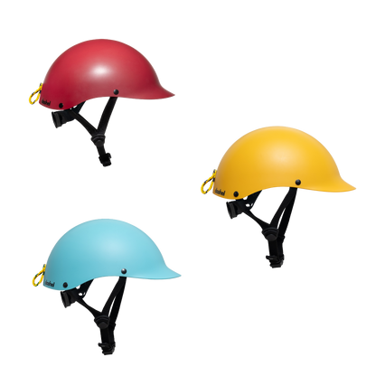 Dashel x BRACENET Kids' Ocean Fahrradhelm in Rot, Türkis und Gelb mit Schlaufe aus Fischernetzen in Gelb und Blau. 