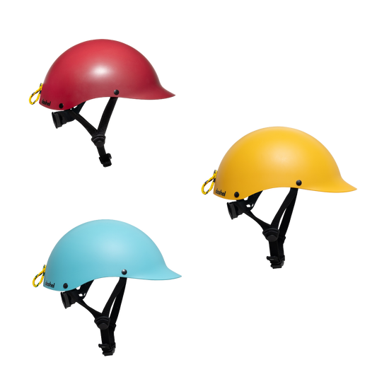 Dashel x BRACENET Kids' Ocean Fahrradhelm in Rot, Türkis und Gelb mit Schlaufe aus Fischernetzen in Gelb und Blau. 