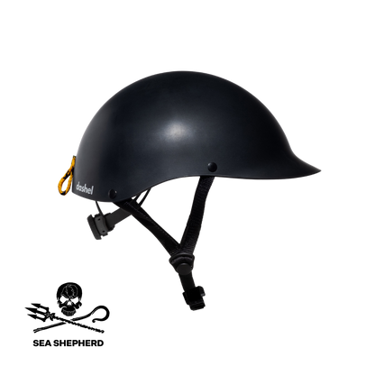 Dashel x BRACENET Sea Shepherd Fahrradhelm in Schwarz mit Sea Shepherd Logo Fischernetz-Schlaufe in Gelb und Blau von hinten. 