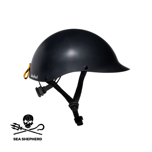 Dashel x BRACENET Sea Shepherd Fahrradhelm in Schwarz mit Sea Shepherd Logo Fischernetz-Schlaufe in Gelb und Blau von hinten. 