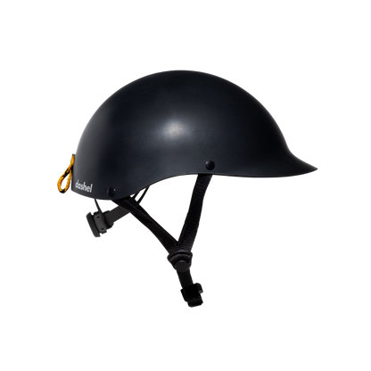 Dashel x BRACENET Sea Shepherd Fahrradhelm in Schwarz mit Fischernetz-Schlaufe in Gelb und Blau. 