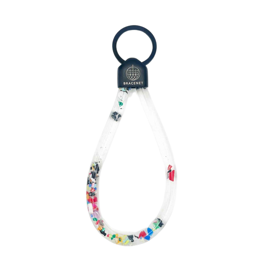 BRACENET Floating Upcycling Schlüsselanhänger aus alten Plastiktuben gefüllt mit Mikroplastik, destilliertem Wasser und Glycerin mit Edelstahlkappe und Ring in schwarz.