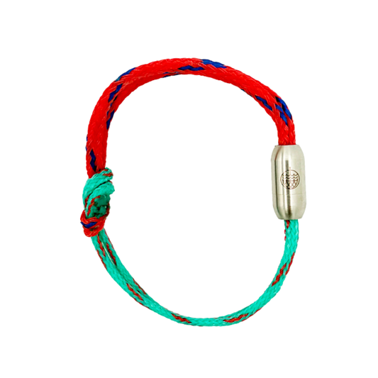 April Bracenet Gulf of Mannar aus Fischernetz in Rot und Türkis mit Knoten und mit Bajonettverschluss in Silber.  
