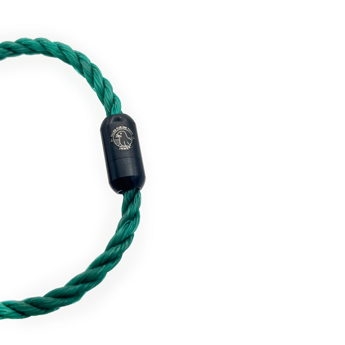 Alles für die Tiere immer - Robbe Peter Armband aus grünen Fischernetzen von BRACENET mit Magnetverschluss in schwarz und "Alles für die Tiere, immer" Gravur mit Robben-Motiv. 