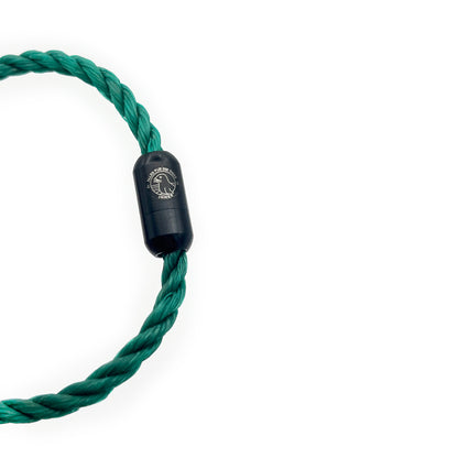Alles für die Tiere immer - Robbe Peter Armband aus grünen Fischernetzen von BRACENET mit Magnetverschluss in schwarz und "Alles für die Tiere, immer" Gravur mit Robben-Motiv. 
