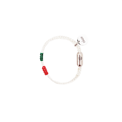Italy, Italien Bracenet Bracelet  aus ehemaligem Fischernetz in Weiß mit roten und grünen Akzenten mit Edelstahl Magnetverschluss und einem Edelstahlanhänger mit Ciao Gravur als Freisteller 