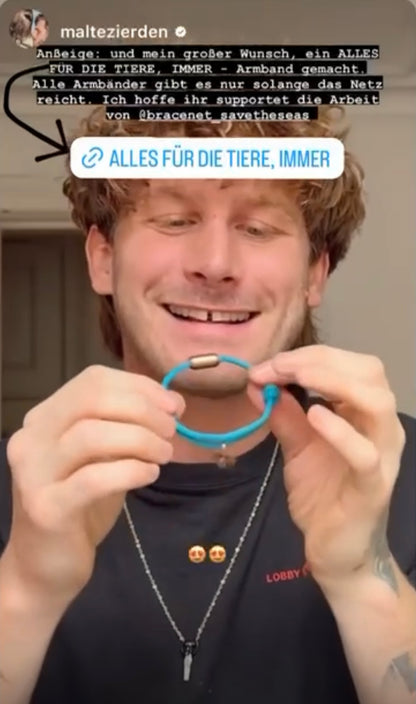 Malte Zierden hält das Ionian Sea Armband größenverstellbar von BRACENET in die Kamera