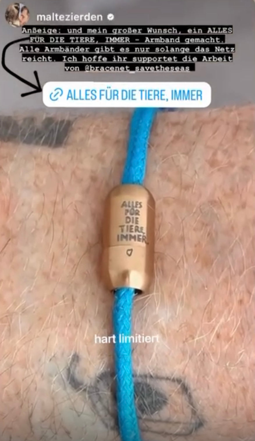 Nahaufnahme des Upcycling Armbands am Handgelenk von Malte Zierden