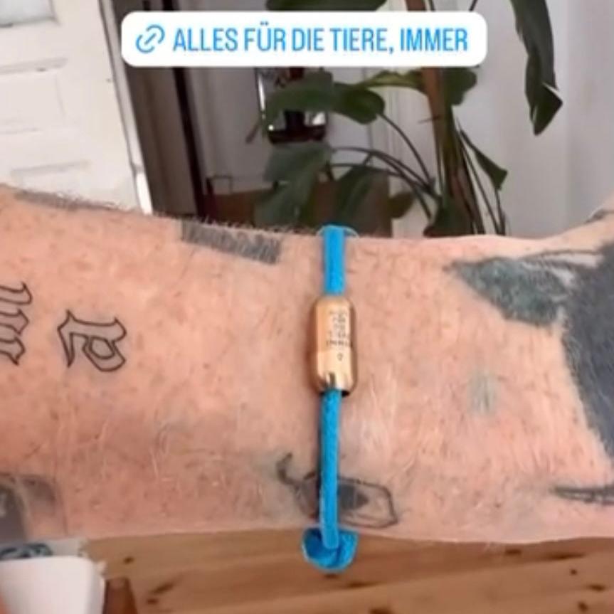 Malte Zierden zeigt das Ionian Sea BRACENET Armband an seinem Arm