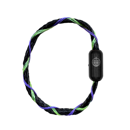 Januar Bracenet Kara Sea aus schwarzem Fischernetz mit Umwicklungen aus Dolly Ropes in Grün und Lila mit schwarzem Bajonettverschluss. 