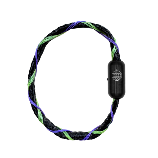 Januar Bracenet Kara Sea aus schwarzem Fischernetz mit Umwicklungen aus Dolly Ropes in Grün und Lila mit schwarzem Bajonettverschluss. 