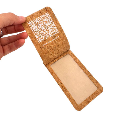 Kofferanhänger Arctic Ocean aus Kork aufgeklappt mit Blick auf den QR Code zur Website und Fenster zum Einschieben der Kontaktdaten. 
