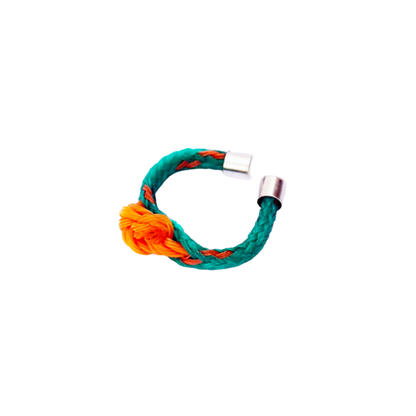 Koh Phi Phi Ring aus Fischernetz in Grün und Orange mit Fischernetzknoten in Orange und silbernen Endkappen.