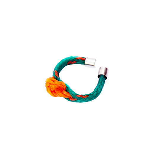 Koh Phi Phi Ring aus Fischernetz in Grün und Orange mit Fischernetzknoten in Orange und silbernen Endkappen.